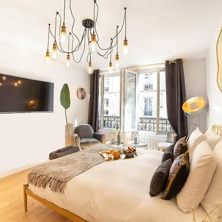 The Charming Rue Cler * Parigi